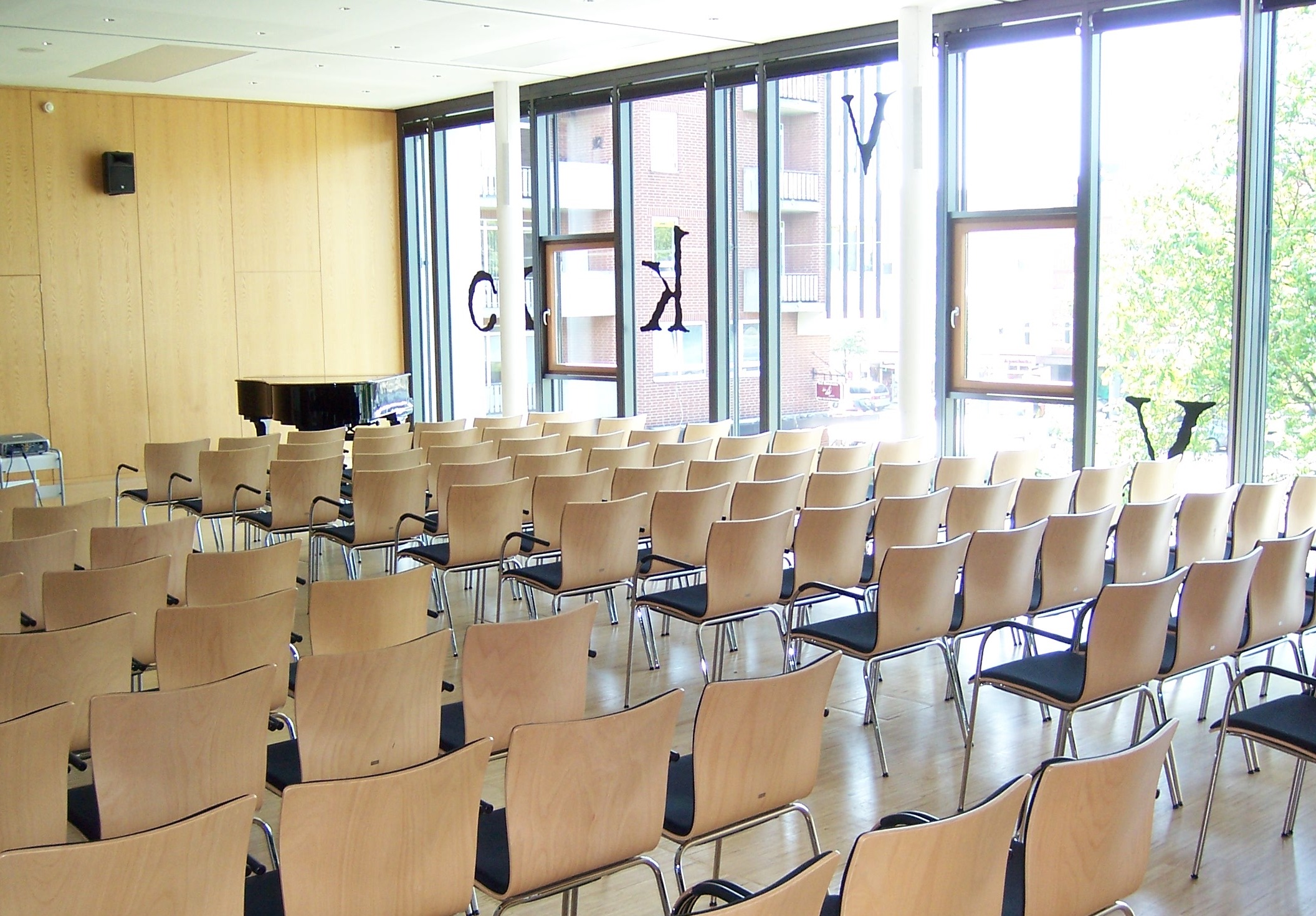 Junge Menschen drau&szlig;en an einem Tisch in einer Unterhaltung