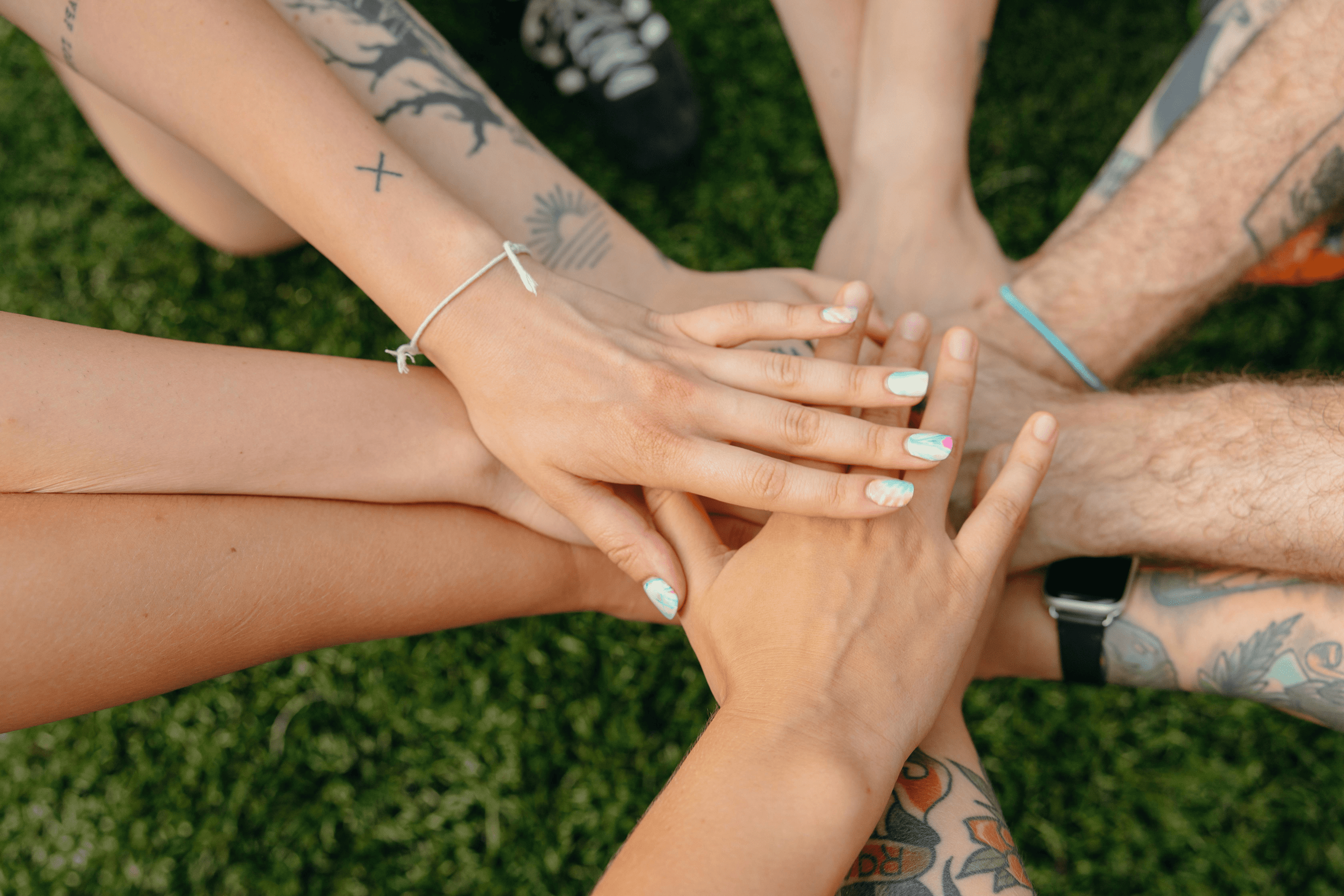 Viele Hände im Kreis aufeinander